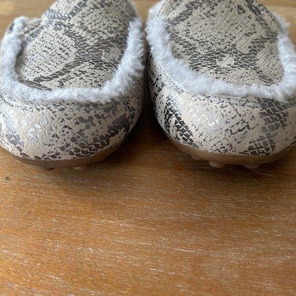 UGG Silver Snakeskin Loafer/Slide, Women's Size 7.5 - Picture 5 of 6